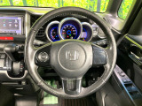 【純正革巻きステアリング】上質な革を使用することで、手にしっかり馴染みとても運転しやすいハンドルです♪