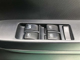 パワーウィンドのスイッチです。運転席に座りながら、助手席や後席の窓を開け閉めできるので大変便利ですよ。