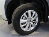トヨタ純正アルミホイール。タイヤサイズは205/65R16です。