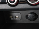 携帯デバイスの充電が可能なUSB出力DC5V電源を2口装備。アクセサリーDC12V電源ソケットも装備していてとても便利です!