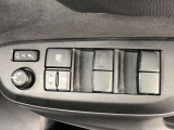 パワーウィンドのスイッチです。運転席に座りながら、助手席や後席の窓を開け閉めできるので大変便利ですよ。
