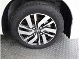 かっこいいホイールですね。 車のイメージを大きく左右するホイール部分はコダワリを持ちたいですね。