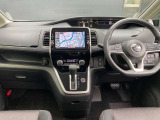 視点が高く、周りが見えやすいシート位置となっております。運転する時の眺めもいいですよ♪アームレストもあるので、長時間ドライブが楽しくなりますね!