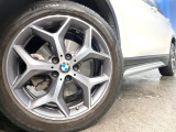 ●純正18インチアルミホイール:輸入車ならではの卓越した走りを支えるホイールと足回りです!日本車の走りに慣れている方にもぜひ体感して頂きたいほど、高いレベルでまとまっています!
