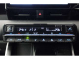 ★運転席と助手席でそれぞれお好みに合わせて温度設定が行えるフルオートエアコンです。外気温や室温、日射量を感知し、吹き出し温度、風量を緻密に制御します