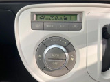 【オートエアコン】一度お好みの温度に設定すれば、車内の温度を検知し風量や温度を自動で調整。暑い&hellip;寒い&hellip;と何度もスイッチ操作をする必要はありません。快適な車内空間には必須の機能ですね♪