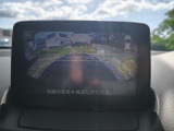 ギアをRに入れるとバックカメラの画面になりガイドが表示されますのでバック時も安心してください。視覚は大事ですね!