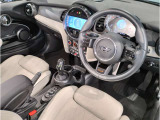 MINIの内装はとにかく『円』に拘ったデザインコンセプトが一目で伝わってきます。これほど円形に拘った車は他に御座いません。伝統のデザイン、トグルスイッチなど遊び心のある内装で御座います。