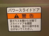 見た目が大事!な外装はぴかっとキレイに磨いており、経年のくすみもよみがえっております。ヘッドライトやドア周辺を磨く際にはマスキングテープを使用して保護しながら丁寧に作業をしております。