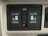 【両側パワースライドドア】両側がパワースライドドアになっており、運転席のスイッチやスマートキーでも開閉が可能です!開口部も広いので乗り降りも楽々♪