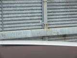 運転視界の遠方上方に虚像を投影することで前を見ながら情報の視認ができます。本当にドライバーが必要な情報を適切に伝え、楽しんで頂くことを考えた新世代装備です。※虚像は2.6m前方に浮かぶイメージです。