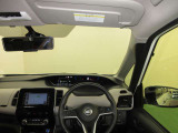 ドライバー目線で、使いやすく安全操作性と良好な視界を実現した運転席です。
