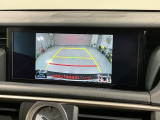 リバースギアに入れるだけで後方の表示へ切り替わります。夜間や雨の日の駐車も楽になりますよ。