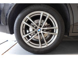 【BMWアロイホイール】軽量かつ強度に拘ったアロイホイール。走行性能ポテンシャルを引き出す設計。タイヤのサイドウォールが強化されたランフラットタイヤは、パンク時にタイヤがつぶれてもリムから外れません。