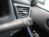 オートライト機能が装備されており暗い場所に入ると車両が検知しライトのON・OFFを自動的に切り替えてくれますので非常に便利な装備です♪