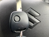 【キーレス】少し離れた場所からでもボタン一つでドアの開錠・施錠ができるのでとっても便利!ドアの鍵穴周りに傷をつけることもありません♪
