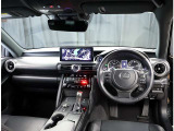デザインもよく、居心地のよい運転席ですね。分かりやすいスイッチ類ですから操作もしやすく運転をサポートします。