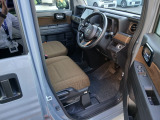 運転席も広いので毎日の運転も快適です(*&acute;з`)※純正ゴムマット(中古品)が標準装着予定です。