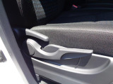 運転席にはレバー式のシートリフター付ですので、ご自分にあった高さで運転が可能です。