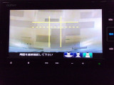 バックカメラの画像です。ガイドラインがスムースな車庫入れをサポートいたします。車庫入れの安心感がアップしますね。
