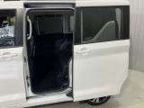 左側電動スライドドアは、子供の送り迎えの際に運転席からドアの開閉ができるので便利です。ルーフが高いので乗り降りもしやすいです♪