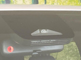 【トヨタセーフティセンス】走行中に前方の車両等を認識し、衝突しそうな時は警報とブレーキで衝突回避と被害軽減をアシスト。より安全にドライブをお楽しみいただけます。