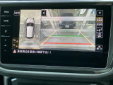 アラウンドビューモニター付きバックカメラ。死角を減らし駐車時の安心感を高めます。