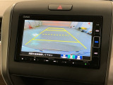 リバースギアに入れるだけで後方の表示へ切り替わります。夜間や雨の日の駐車も楽になりますよ。