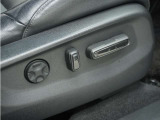 ◆運転席8ウェイパワーシート+運転席4ウェイ電動ランバーサポート◆シートポジションの調節が電動でできます。腰部をしっかりと受け止めるランバーサポートも装備!長時間のドライブでも疲れにくい姿勢をキープ。