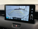 リバースギアに入れるだけで後方の表示へ切り替わります。夜間や雨の日の駐車も楽になりますよ。