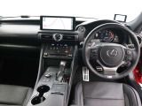 本革シートや、本革巻き3本スポークステアリングや運転する楽しさを高めるパドルシフトが採用されたスポーティなインテリアです。
