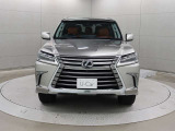 5.7LのV8。8速ATとの組み合わされ、オン、オフ問わない優れた走行性能を発揮します。