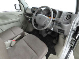 シンプルで使いやすいデザインの運転席です。