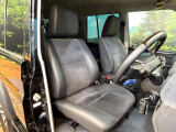 運転席まわりには十分なスペースがあり、大柄な方でもゆったり運転していただける環境です。