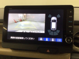 リバースギアに入れるだけで後方の表示へ切り替わります。夜間や雨の日の駐車も楽になりますよ。