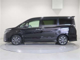 両側パワースライドドア付きだから、狭い駐車スペースなどでの 乗り降りラクラク!小さなお子さまのいるご家庭には嬉しい装備。