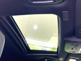 【サンルーフ】開放感たっぷりの希少装備、サンルーフが装着されています!車内に明かりを取り入れたり景色を楽しむ以外にも、車内の空気も簡単に換気できて快適です!