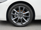 18インチ純正アルミホイールを装備。タイヤサイズは215/45R18となります。