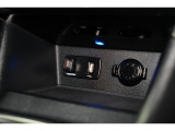 小物の収納に便利なセンタートレイには携帯等のデバイスの充電可能なUSB出力電源付です。