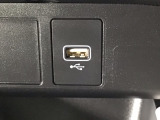 【USBポート】USBポートも装備されています♪スマートフォンのオーディオに連携も可能です。今や欠かせない装備の一つです!