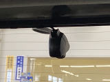 後方にもドライブレコーダーのカメラが付いています。前後両方でお車の周りを監視・記録いたします。