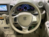 インテリアに合わせたデザインのステアリングは、運転される方のことも考え、運転しやすい形状、大きさです。是非一度、実際に触ってお確かめください。