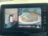 駐車中のクルマを、上空から見下ろしているかのような映像にして日産オリジナルナビゲーション画面(またはインテリジェント ルームミラーのディスプレイ)に表示。ひと目で周囲の状況がわかるため、スムースに駐車