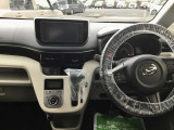 視野移動が少なく、運転に必要な機能をまとめ使いやすさのある運転席まわりです。