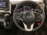 【ハンドル】運転にかかわる様々な操作を安全に行えるように視点移動が少なく操作性に配慮されたスイッチ類が凝縮されたコックピットです。