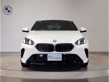 【BMWの伝統-1】BMWの特徴的な&ldquo;キドニーグリル&rdquo;は、80年以上続く伝統の形でございます。変わらないこだわりのデザインが、プレミアムブランド&ldquo;BMW&rdquo;を創り出します。