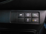 パワーテールゲートの開閉、横滑りを防ぐVSA等のスイッチ類は運転席の右側、手の届きやすい位置にあります。