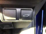 運転席でトランクの開閉ができます。