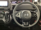 【ハンドル】運転にかかわる様々な操作を安全に行えるように視点移動が少なく操作性に配慮されたスイッチ類が凝縮されたコックピットです。