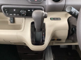 【eコンスイッチ】低燃費運転をサポートするECONモード。スイッチをONすると、エンジンやトランスミッション、A/Cなどを協調制御し、燃費の向上に貢献。エコドライブの効果を高めます。